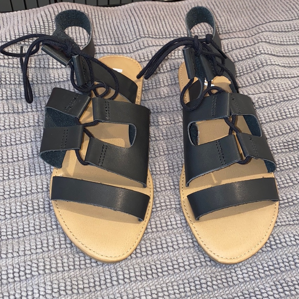 Women's Mia black leather sandals , flats New , sz 8, perfect for summer